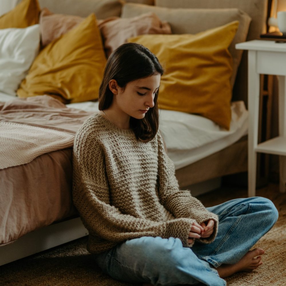 unhappy-teenage-girl-sitting-on-the-floor-koncept-2023-04-19-17-37-36-utc